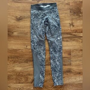 Nike Pro Women’s Leggings Size Small Left HyperCool Tidal Multi Grey & White